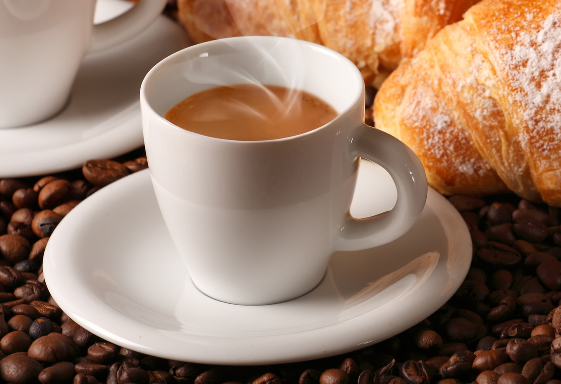 caffè caldo con croissants freschi